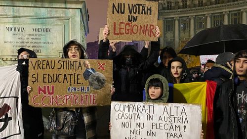 FOTO & VIDEO Protest pro-democrație în Piața Universității, pentru a cincea zi. Sute de studenți și tineri scandează vineri seara în ploaie: „CCR rușine mare, ești complice la trădare”
