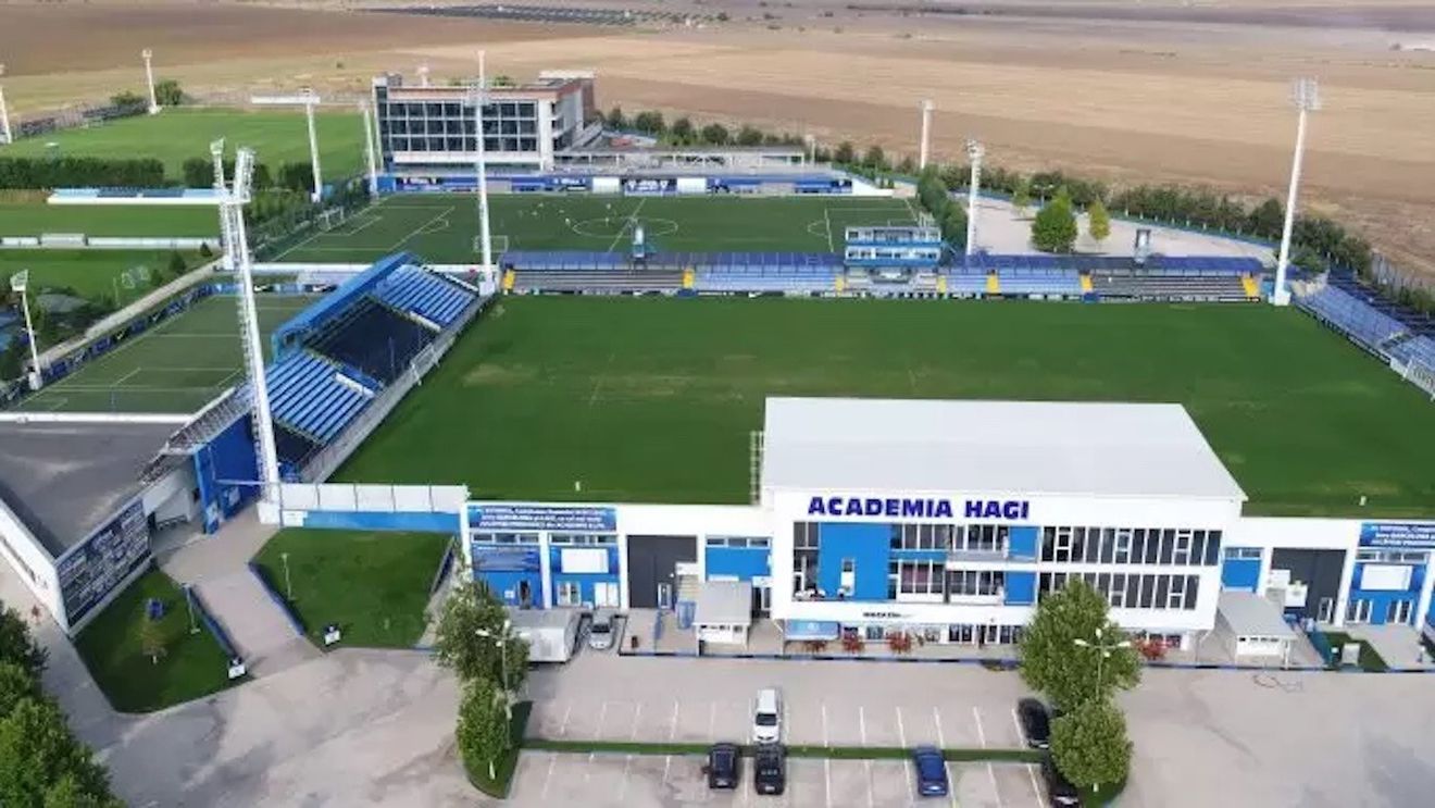 Premierul Nicolae Ciucă vizitează Baza Sportivă a Academiei Hagi / Va fi inaugurat un nou teren, construit cu materiale care nu dăunează mediului