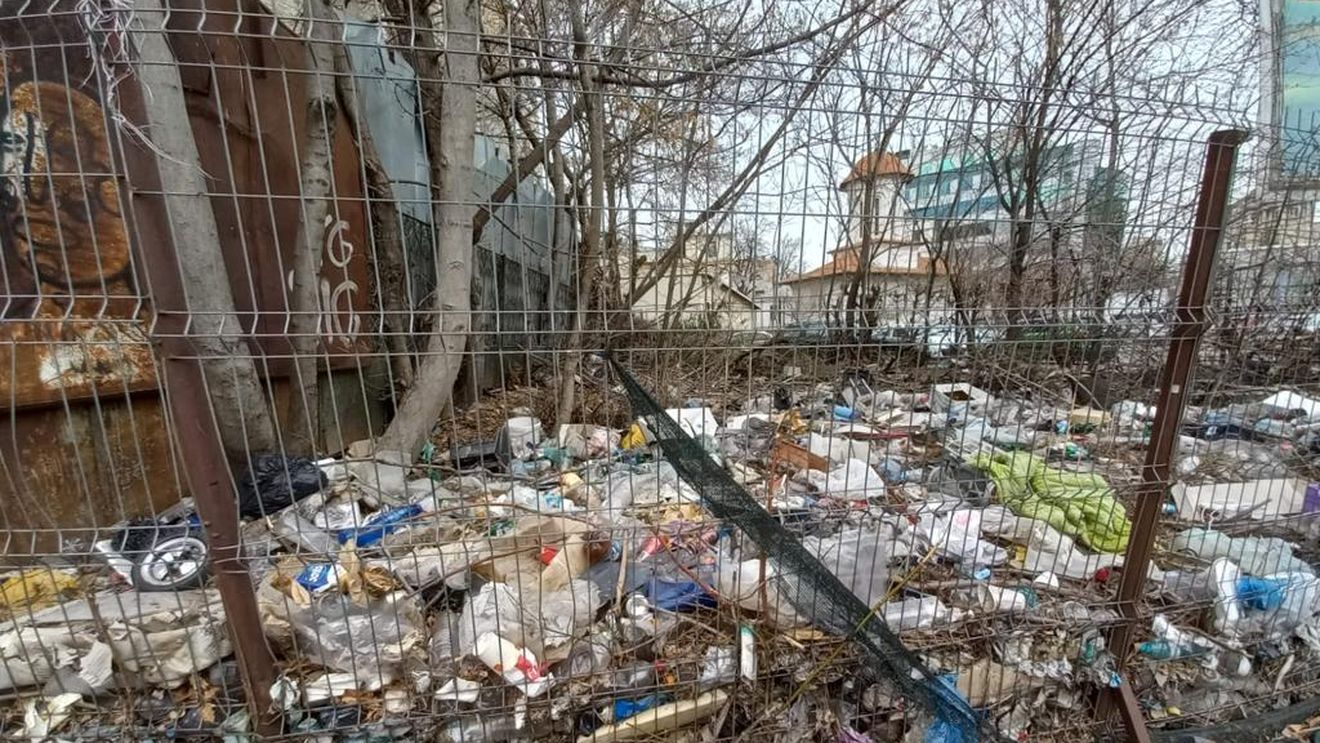 FOTO Gropile de gunoi din inima Bucureştiului pe care autorităţile se fac că nu le văd. Două dintre ele, la nici o sută de metri de kilometru zero al Bucureștiului
