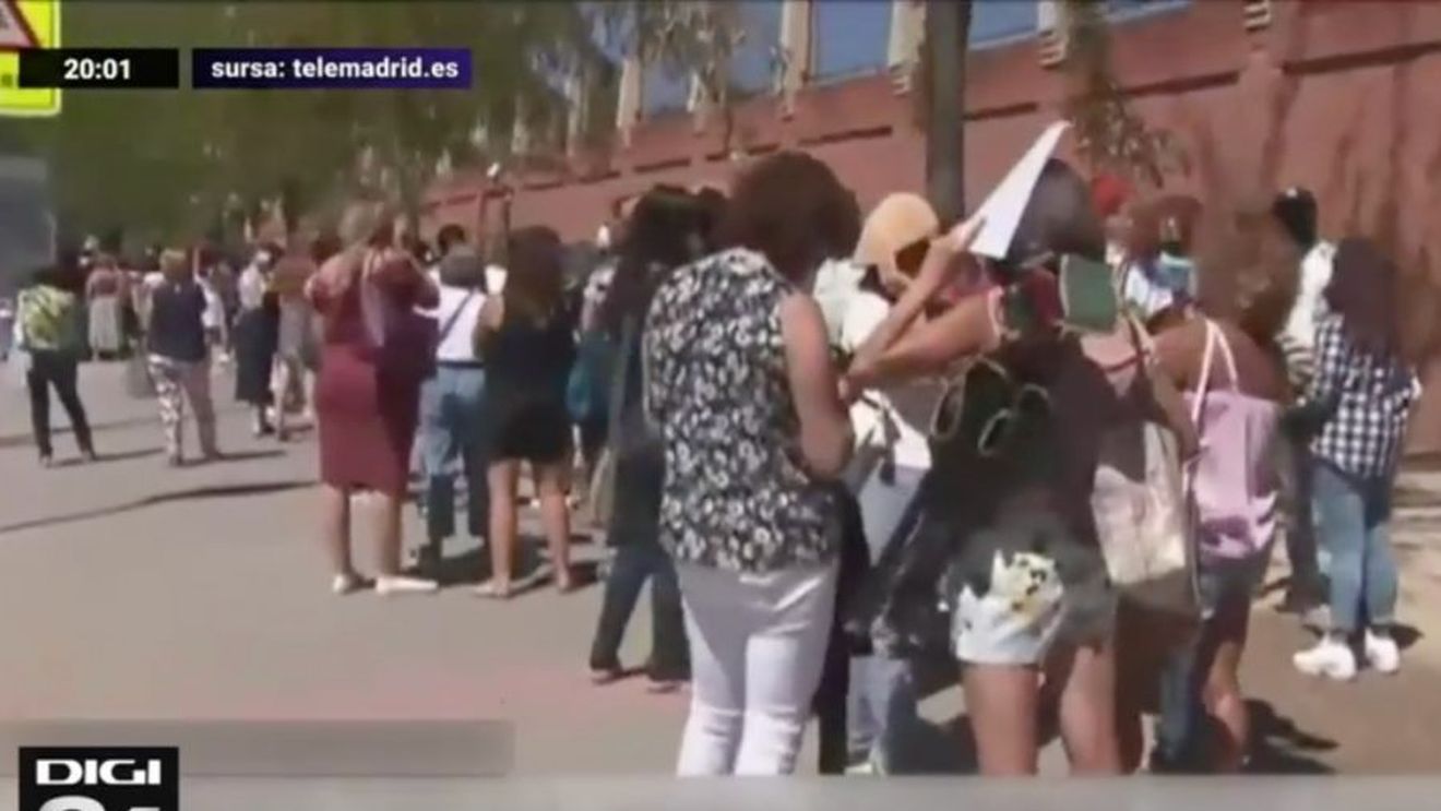 Profesorii, la cozi uriașe în Madrid ca să se testeze înainte de începerea școlii