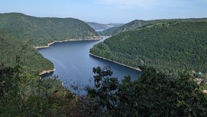UPDATE Bărbat în stop cardio-respirator după ce a căzut în lacul Tarnița