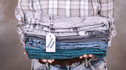 Moda second-hand: de la rușine la trend global în era Shein și Temu