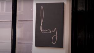 Londra: Militanți ecologiști au ocupat restaurantul de trei stele Michelin, deținut de Gordon Ramsay: „Printre felurile de mâncare regăsim carne de vită şi friptură, care au cea mai mare amprentă de carbon şi care utilizează cele mai multe terenuri pentru creşterea animalelor”
