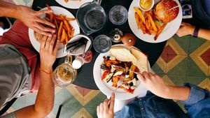 Cum încearcă fast-food-ul american să readucă la viață cultura restaurantelor deschise 24/7