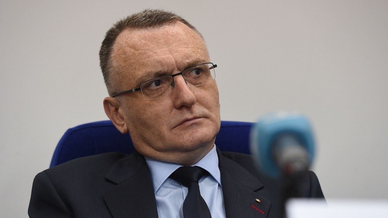 Ministrul Educaţiei, despre examenele naţionale: Ştacheta trebuie coborâtă inteligent în acest an