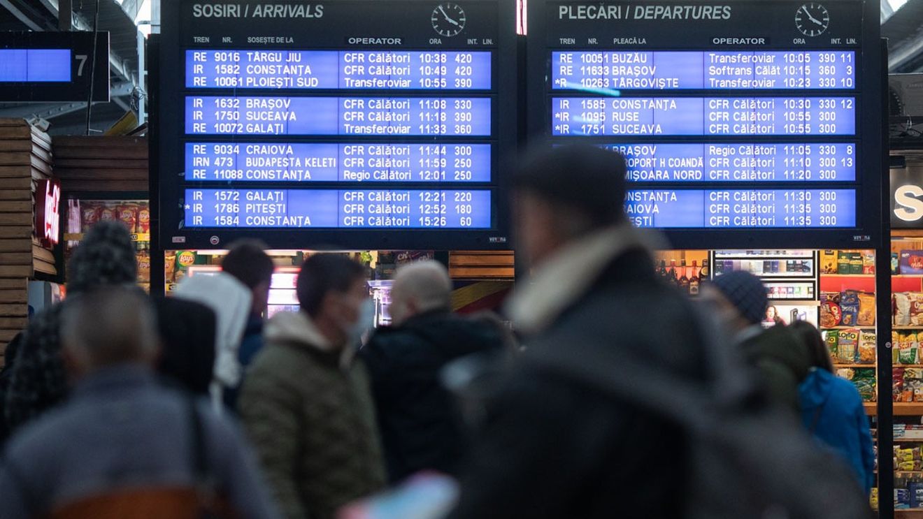 Patru trenuri de călători au întârzieri din cauză că un tren privat de marfă s-a defectat