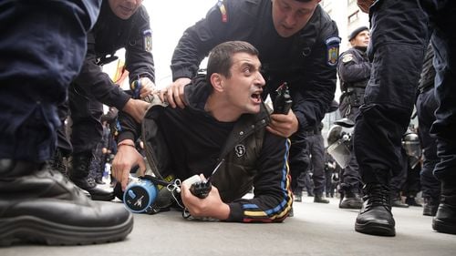 VIDEO Dominic Fritz: S-a întâmplat ceva extrem de periculos. Când Simion se laudă că în 18 mai nu a fost vărsare de sânge, se subînțelege că s-ar putea ca în alte dăți să fie / Vrea să vă facă să credeți că cei care sunt gălăgioși, care sunt violenți, care vă amenință sunt în majoritate