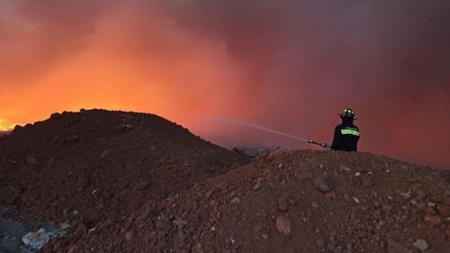 Au fost suplimentate efectivele de pompieri care acţionează la incendiul de la groapa de gunoi din Arad / Din  cauza vântului puternic există riscul extinderii flăcărilor