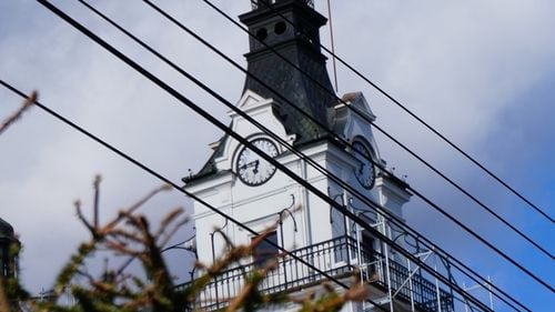 Municipiul Suceava, împânzit cu afișe AUR despre transformarea urbei într-un ”oraș de 15 minute” / Primar: ”Un fake news. La noi oricum parcurgi orașul dintr-un capăt în altul în 15 minute”