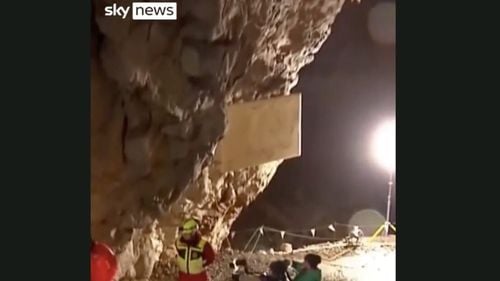 Au fost salvate cele cinci persoane rămase blocate începând de sâmbătă într-o peşteră inundată din Slovenia