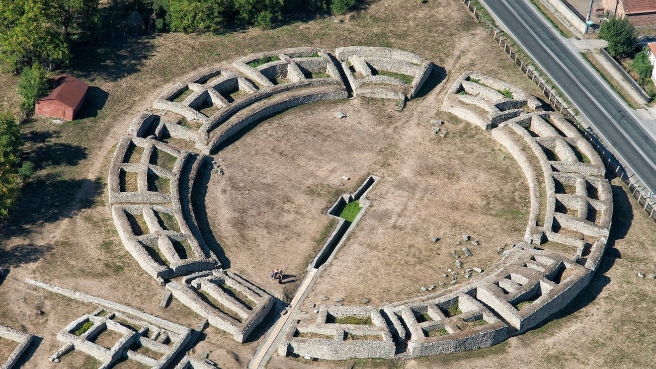 Restaurarea amfiteatrului roman de la Ulpia Traiana Sarmizegetusa, aproape finalizată / Se vor putea desfășura aici spectacole cu participarea de până la 500 de spectatori
