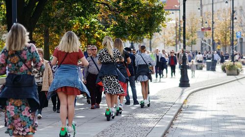 O nouă categorie de vehicule este reglementată în tot mai multe țări ale Uniunii Europene: trotineta electrică iese de pe trotuar și intră în Codul Rutier / Ce se întâmplă în România