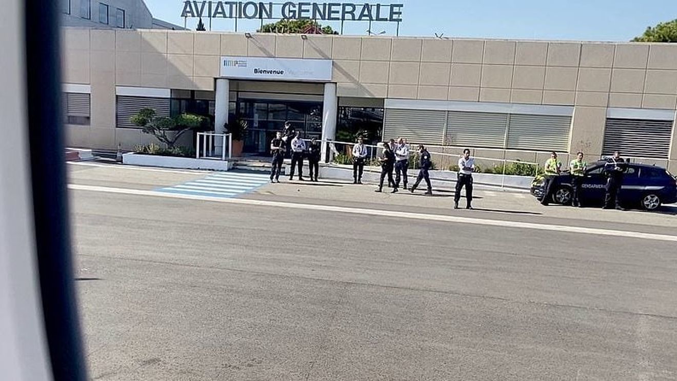 Trei miliardari, escortele lor de lux și alți angajați, care voiau să petreacă la o vilă de lux de pe Coasta de Azur, alungați de autoritățile franceze. În grup era și un cetățean român