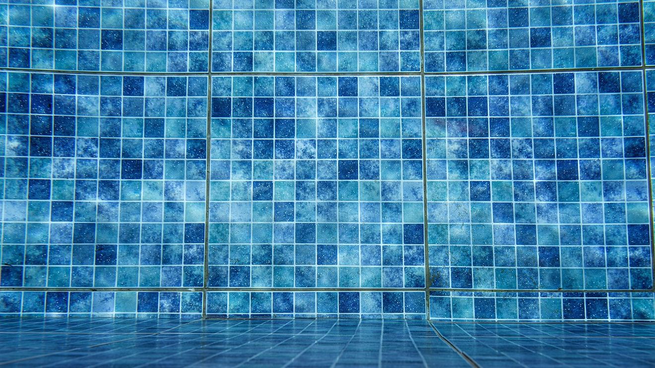 Mai multe bazine din Ştrandul Piatra-Neamţ, închise de DSP din cauza apei neconforme / La bazinul pentru copii şi la cele două bazine din zona VIP se va schimba apa