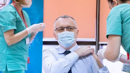 VIDEO Sorin Cîmpeanu, despre bizara cămașă cu „fereastră” în care s-a vaccinat: „Am fost în peste 70 de țări mai altfel, care au necesitat vaccinări specifice”