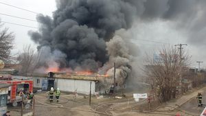 VIDEO Incendiu puternic la un depozit de pe bulevardul Iuliu Maniu din Capitală, la intrarea pe autostrada București-Pitești