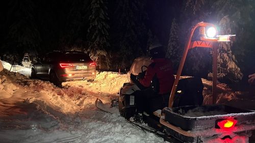 O familie cu un copil de 5 luni, salvată de pe munte / Au rămas blocați în zăpadă după ce au intrat pe un drum din Alba, închis iarna