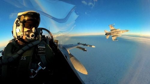 Piloții militari români de F-16 care protejează țările baltice au escortat două avioane rusești în afara spațiului aerian NATO