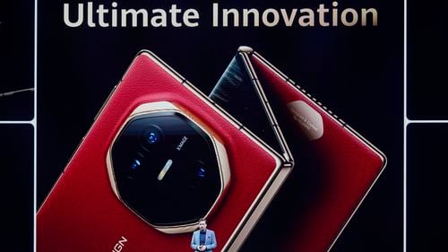 Huawei a lansat în afara Chinei smartphone-ul Mate XT, primul telefon trifold din lume, într-o încercare de revenire pe pieţele internaţionale