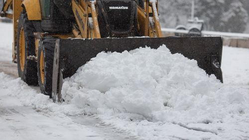 București, Sectorul 5: Zeci de utilaje și 200 de lucrători acționează pentru deszăpezirea căilor de acces la unităţi de învăţământ, spitale, instituţii publice şi staţii STB