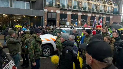 VIDEO Mii de persoane au protestat în Olanda cu privire la măsurile impuse de autorități pentru contracararea epidemiei de covid-19