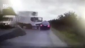 VIDEO Momentul coliziunii dintre mașina președintelui Moldovei și un camion: cum a fost răsturnată limuzina Mercedes a lui Igor Dodon