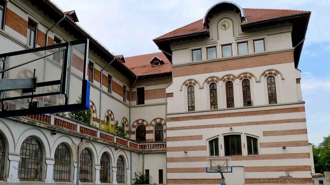 Peste 50 de elevi și profesori evacuați de la Colegiul Național „Mihai Viteazul”. Directoarea Zaschievici anunță anchetă internă: Copiii au început să tușească, nu știm cine a pulverizat