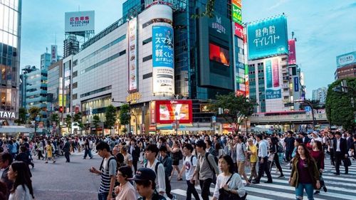 Japonia anunţă măsuri record pentru stimularea economiei, de 490 miliarde de dolari / Măsurile includ plăţi în numerar de peste 700 de euro copiilor de până la 18 ani