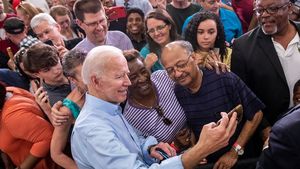 Ce se știe despre acuzațiile de agresiune sexuală împotriva lui Joe Biden? Riscuri pentru democrat