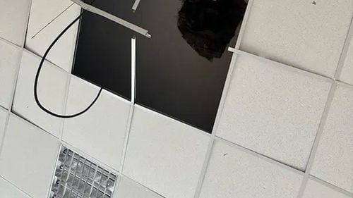 S-a prăbușit tavanul dintr-o sală cu curs a unei școli din Piatra Neamț / Aici urmau să susțină examenul de evaluare elevii din clasa a II-a