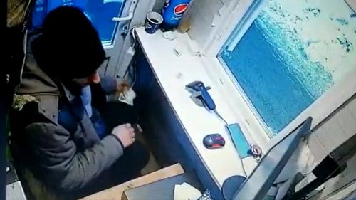 VIDEO Angajați ai stațiunii Straja, acuzați că fură din banii de parcare. Imagini surprinse de camerele video, postate de primarul din Lupeni pe Facebook