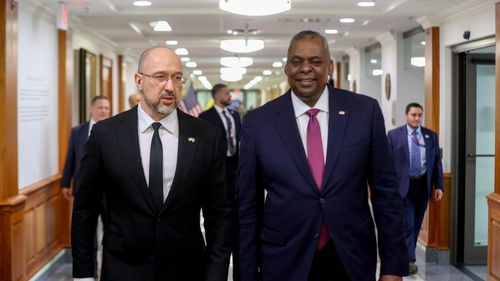 Premierul ucrainean s-a întâlnit la Washington cu șeful Pentagonului/ Denys Shmyhal: "Vom câștiga acest război, dar pentru a o realiza mai repede și cu mai puține victime, Ucraina are încă nevoie de sprijin militar intens"