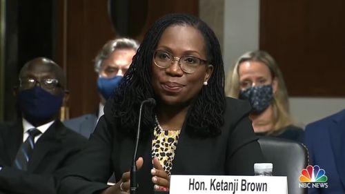 Ketanji Brown Jackson a depus jurământul, devenind prima femeie de culoare judecător la Curtea Supremă a SUA