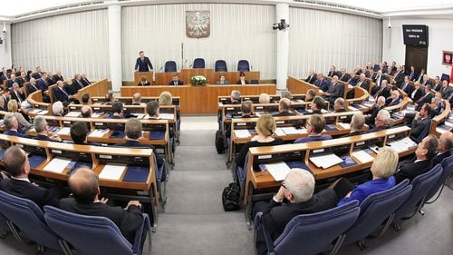 Polonia: Senatul votează amendamente la controversata lege privind Curtea Supremă