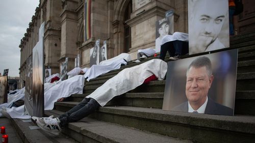 FOTO Gabriela Scutea, șefa Parchetului General, Klaus Iohannis și Victor Ponta, afișați în fotografii la protestul Colectiv de pe treptele Curții de Apel București, în ziua comemorării celor 6 ani de la tragedie