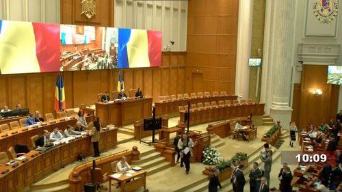 VIDEO Deputaţii depun jurământul de credinţă