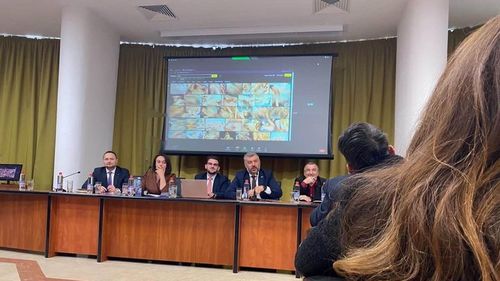 Imagini cu conținut explicit au apărut pe ecran la o dezbatere organizată de Ministerul Cercetării pe tema proiectului de lege pentru securitatea și apărarea cibernetică a României / Bogdan Manolea: Lucruri de genul ăsta se pot întâmpla atunci când comunicațiile sunt ”securizate pe hârtie”