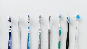 Ar trebui să mă îngrijoreze plasticul din ața dentară și periuța de dinți?
