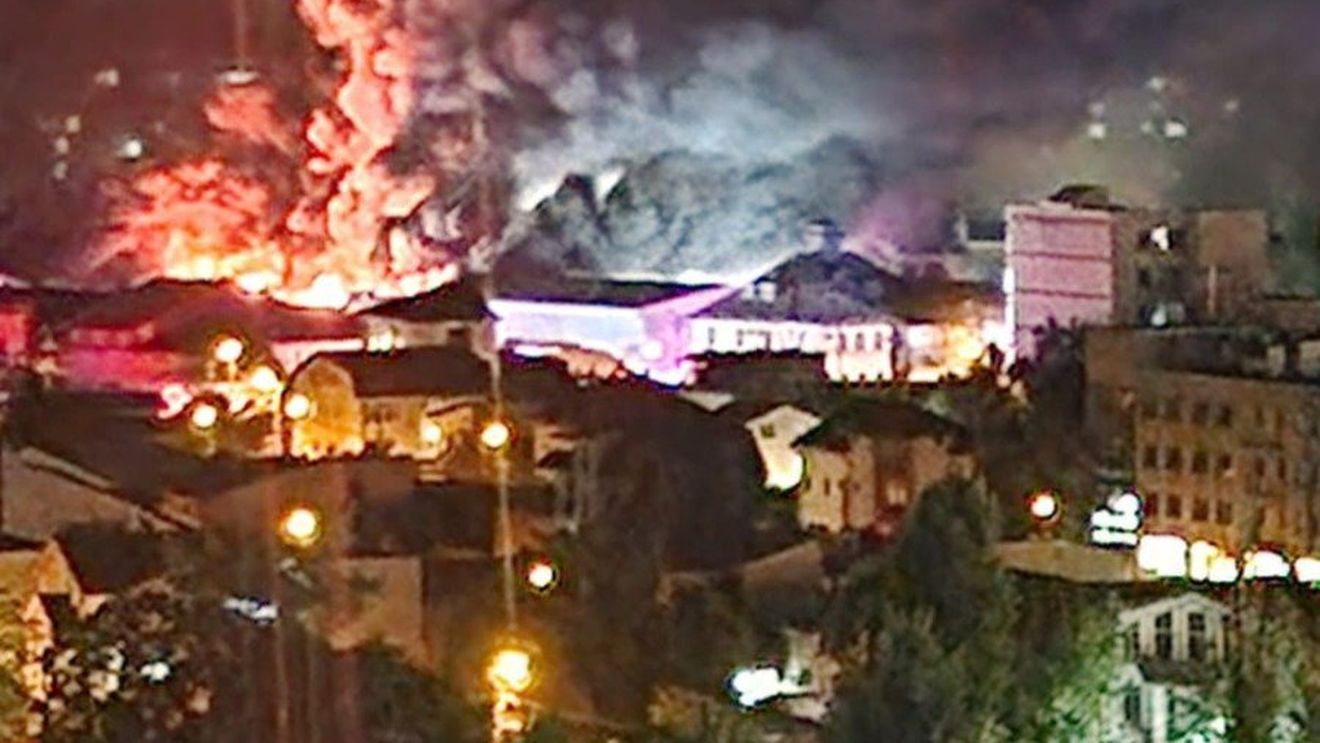 Incendiul de la un depozit din Sectorul 2 s-a manifestat pe 7.000 de metri pătraţi / Intervenţia continuă / Structura metalică a construcţiei a fost afectată de temperaturile ridicate