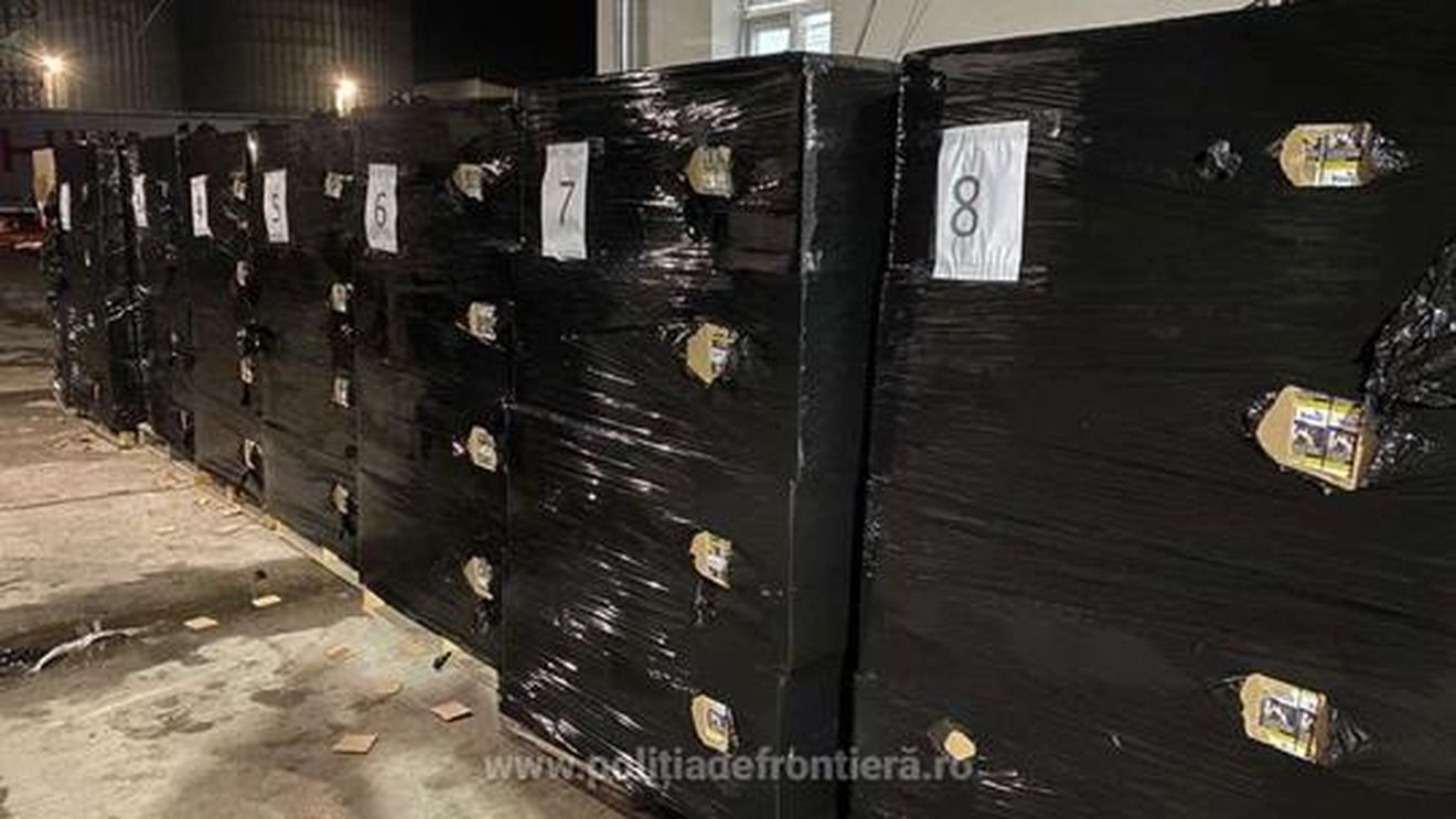 VIDEO Polițiștii au găsit țigări de contrabandă de peste 1,5 milioane de euro într-un autocamion care transporta produse de igienă şi care urma să intre în România