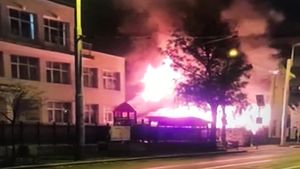 București: Incendiu puternic la o casă părăsită, în Sectorul 2 / Focul ar fi fost provocat de oameni ai străzii care se adăposteau în imobil