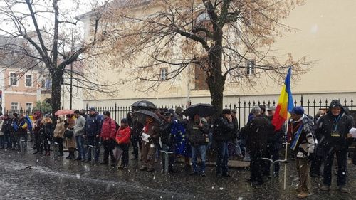 VIDEO Mișcarea civică ”Vă vedem din Sibiu” a aniversat un an proteste zilnice în fața sediului PSD cu o... nouă manifestație pe acordurile ”We will rock you”