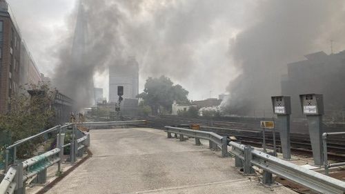 VIDEO UK: Mai multe incendii au izbucnit în apropiere de Podul Londrei. Peste 70 de pompieri au intervenit pentru stingerea focului / Patru linii de cale ferată închise și o linie de metrou parțial suspendată