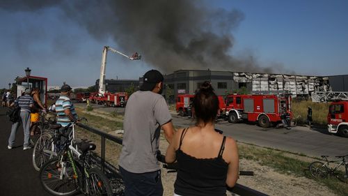 VIDEO Incendiu puternic în Mogoșoaia. A fost emis mesaj RO-Alert/ 15 autospeciale intervin să stingă flăcările dintr-o hală de 2000 mp, unde erau depozitate piese aeronautice