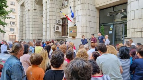 Salariaţii Institutului Naţional de Statistică reiau protestele