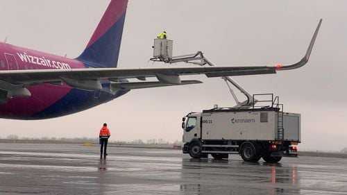 Aeroportul Braşov, regim de iarnă: e nevoie 15 - 40 de minute pentru degivrarea aeronavelor