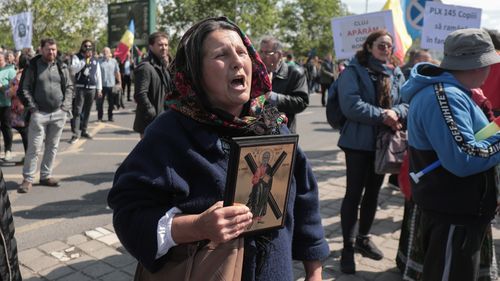 Cum a ajuns AUR să provoace protestul violent de la Parlament: fake-news legat de un proiect de lege care vrea să prevină separarea copilului de familie