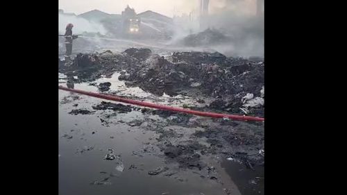 Incendiul de la o firmă de colectare deşeuri din Satu Mare stins după 28 de ore, provocat de fumatul în loc nepermis