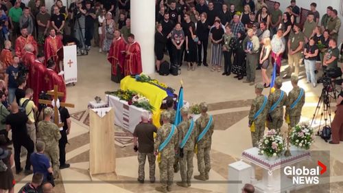 VIDEO Sute de ucraineni şi-au luat rămas bun de la „Juice”, unul dintre cei mai carismatici piloţi ai Ucrainei, înmormântat la Kiev