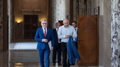 Sorin Cîmpeanu explică de ce sunt permise angajările în educație, deși acestea au fost sistate în tot sistemul bugetar: Nu „se dă liber” la angajări nejustificate, dar cine ar intra la clasă începând cu 5 septembrie? Sau nu mai derulăm proces didactic?